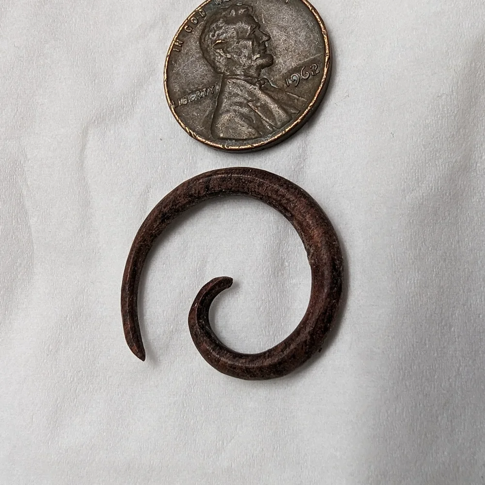 8g 1 pair of red colored spiral tapers wood material 8(g) gauge. Hand carved